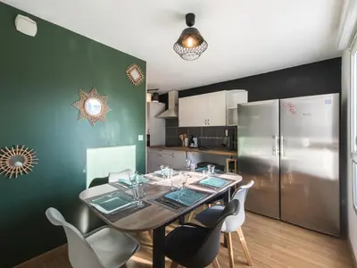 Cuisine ou kitchenette dans l'établissement Le Logis Madeleine - Maison Cosy
