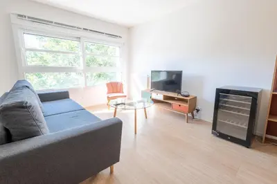 Télévision ou salle de divertissement dans l'établissement Les Provinciales