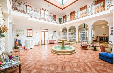 Coin salon dans l'établissement Beautiful Home In Saint-Cyr-Sur-Loire