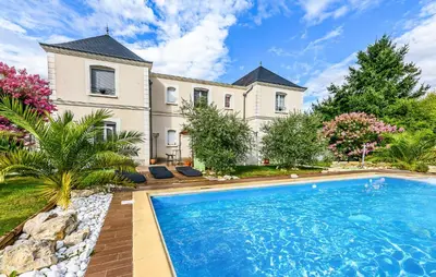Piscine de l'établissement Beautiful Home In Saint-Cyr-Sur-Loire ou située à proximité