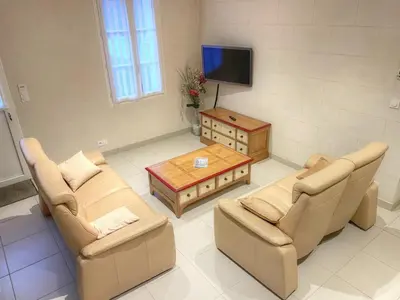 Télévision ou salle de divertissement dans l'établissement Gîte élégant avec climatisation, jardin et Wi-Fi près des Châteaux et Zoo de Beauval - FR-1-491-453
