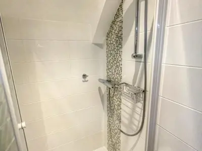 Salle de bains dans l'établissement Gîte élégant avec climatisation, jardin et Wi-Fi près des Châteaux et Zoo de Beauval - FR-1-491-453