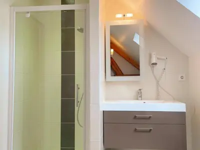 Salle de bains dans l'établissement Gîte en Val de Loire: confort, jardin, parking et WiFi inclus - FR-1-491-452