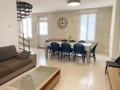 Coin salon dans l'établissement Gîte en Val de Loire: confort, jardin, parking et WiFi inclus - FR-1-491-452