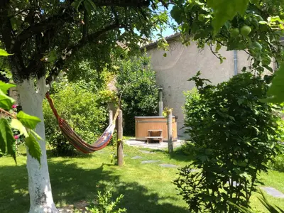 Jardin de l'établissement Le Petit Clos d'Anjou avec Bain nordique et sauna