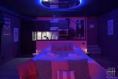 Coin salon dans l'établissement La Favorite - Love-Room Sensuelle