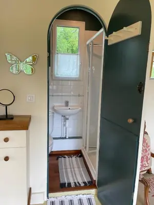 Salle de bains dans l'établissement Maison de famille de charme en pleine nature en bord de rivière à 20 min d'Angers