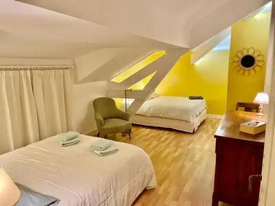 Un ou plusieurs lits dans un hébergement de l'établissement Maison de famille de charme en pleine nature en bord de rivière à 20 min d'Angers