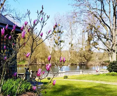 Jardin de l'établissement Maison de famille de charme en pleine nature en bord de rivière à 20 min d'Angers