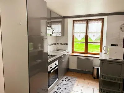 Cuisine ou kitchenette dans l'établissement Gîte rustique avec cheminée à Saint-Lubin-en-Vergonnois, animaux acceptés - FR-1-491-388