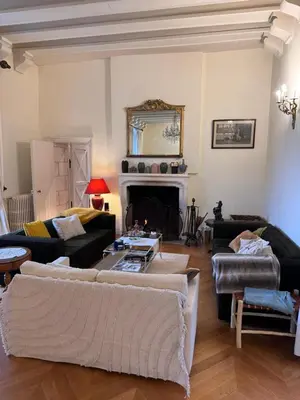 Coin salon dans l'établissement Château des Archevêques avec parc dans un village