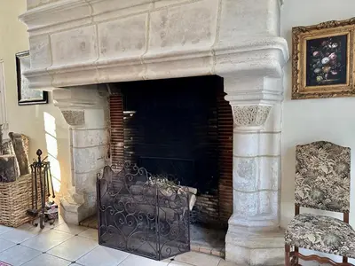 Coin salon dans l'établissement Château des Archevêques avec parc dans un village