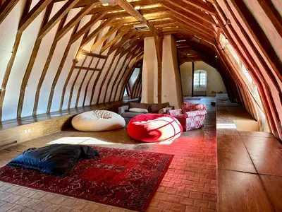 Coin salon dans l'établissement Château des Archevêques avec parc dans un village