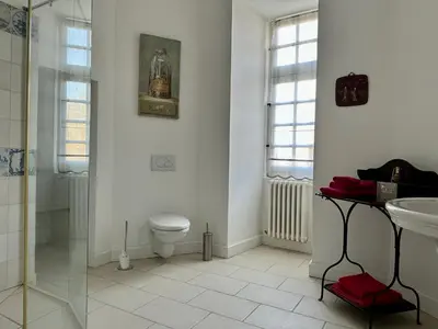 Salle de bains dans l'établissement Château des Archevêques avec parc dans un village