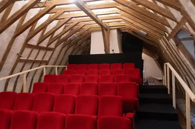 Plan de l'établissement Château des Archevêques avec parc dans un village