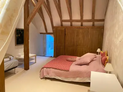 Un ou plusieurs lits dans un hébergement de l'établissement Château des Archevêques avec parc dans un village