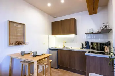 Cuisine ou kitchenette dans l'établissement Le Petit Domaine - Centre Ville