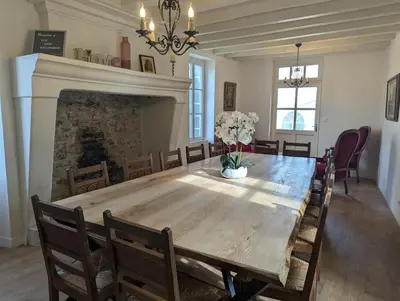 Coin salon dans l'établissement Gîte du Château de saint Saturnin sur Loire