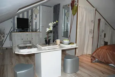 Télévision ou salle de divertissement dans l'établissement Maison entière 5 chambres à 10mn à pied de l'entrée principale du Circuit 24h Du Mans