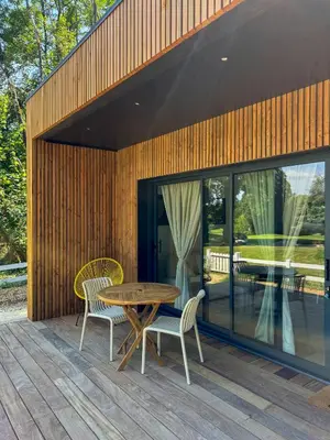 Balcon ou terrasse dans l'établissement Lodge autour du golf Ardree