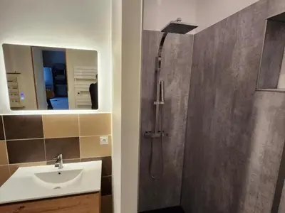 Salle de bains dans l'établissement Gîte tout confort avec garage et WIFI à Preuilly-sur-Claise - FR-1-381-596
