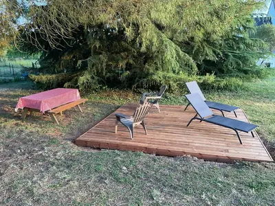 Jardin de l'établissement Des Roux et des Pious Suite de 35 à 60 m2 et 3 chambres pour groupe de 2 à 6 personnes