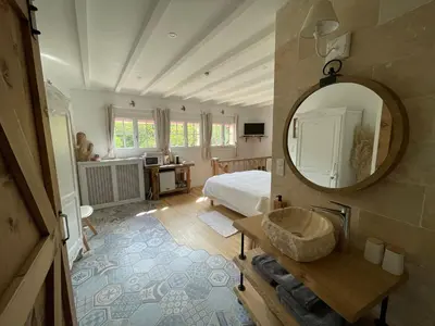 Salle de bains dans l'établissement Le Petit Nid du Vieux Logis Ravissante Suite dans vallée troglodyte