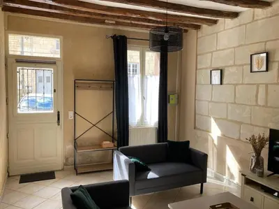 Coin salon dans l'établissement Le logis des diligences - Vue sur le château