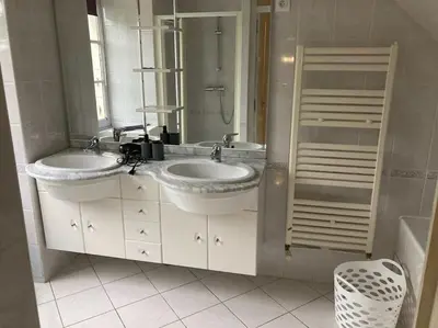 Salle de bains dans l'établissement Le logis des diligences - Vue sur le château