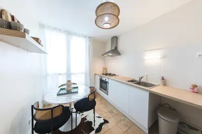 Cuisine ou kitchenette dans l'établissement Appartement avec Rétroprojecteur, Babyboot avec belle vue et proche gare
