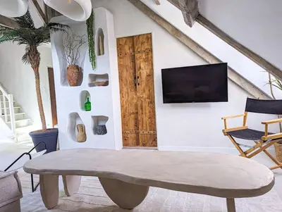 Télévision ou salle de divertissement dans l'établissement Jungle's Tours Une Oasis en Plein Cœur de la Ville