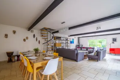Coin salon dans l'établissement Grande maison 11 pers piscine & Châteaux Loire