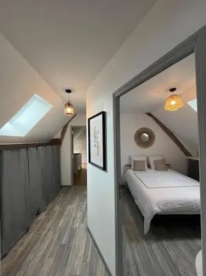 Un ou plusieurs lits dans un hébergement de l'établissement Charmante maison de bourg cosy accès wifi