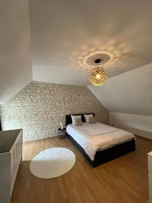 Un ou plusieurs lits dans un hébergement de l'établissement Charmante maison de bourg cosy accès wifi