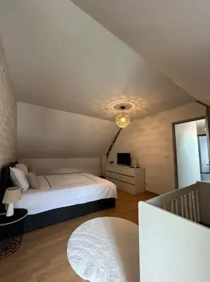 Un ou plusieurs lits dans un hébergement de l'établissement Charmante maison de bourg cosy accès wifi