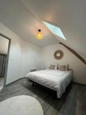 Un ou plusieurs lits dans un hébergement de l'établissement Charmante maison de bourg cosy accès wifi