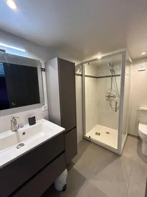 Salle de bains dans l'établissement Le chalet sous les arbres