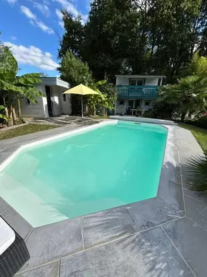 Piscine de l'établissement Le chalet sous les arbres ou située à proximité