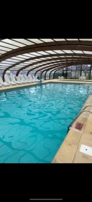 Piscine de l'établissement Charmant mobilhome 2 chambres ou située à proximité