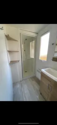 Salle de bains dans l'établissement Charmant mobilhome 2 chambres
