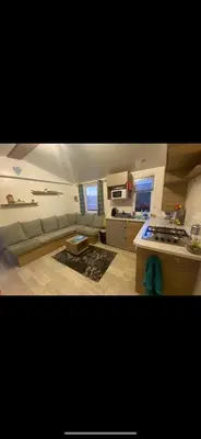 Cuisine ou kitchenette dans l'établissement Charmant mobilhome 2 chambres
