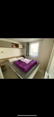 Un ou plusieurs lits dans un hébergement de l'établissement Charmant mobilhome 2 chambres