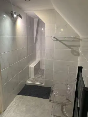 Salle de bains dans l'établissement Le Logis du Quai
