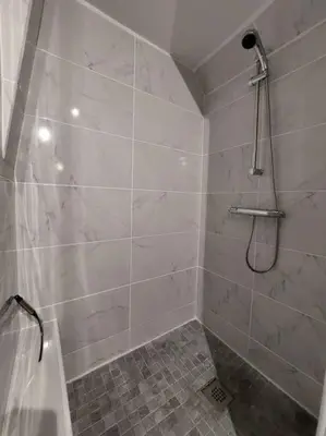 Salle de bains dans l'établissement Le Logis du Quai