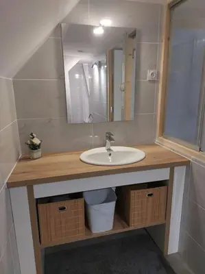 Salle de bains dans l'établissement Le Logis du Quai