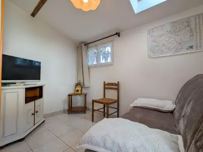 Télévision ou salle de divertissement dans l'établissement Chambres d'hôtes avec jardin près des châteaux de la Loire - FR-1-591-666