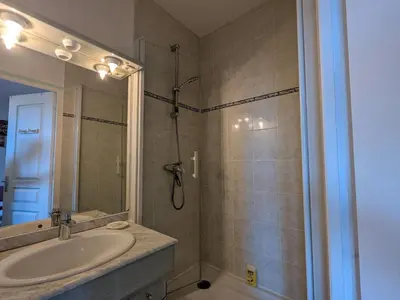 Salle de bains dans l'établissement Chambres d'hôtes Berry: Nature et détente près des Châteaux de la Loire - FR-1-591-690