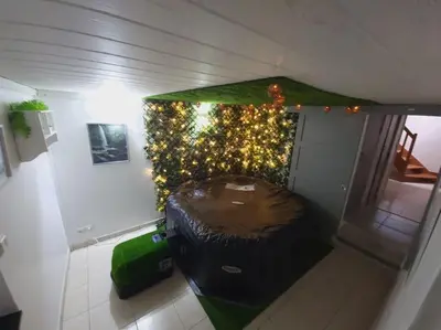 Télévision ou salle de divertissement dans l'établissement Dormez Flottant Lit à Eau La Pause Longuéenne
