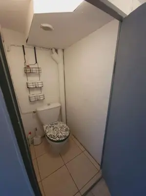 Salle de bains dans l'établissement Dormez Flottant Lit à Eau La Pause Longuéenne