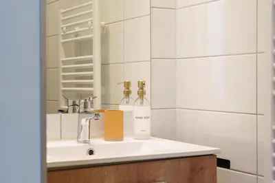 Salle de bains dans l'établissement La Cour du Cygne - By PrestiPlace